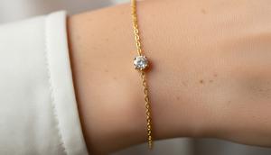 Gelang Rantai Halus dengan Satu Batu Zirconia: Simpel namun Berkilau/Model Gelang Emas Tipis untuk Acara Nonformal (Sumber: gemini.com)