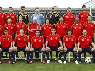 Photo of the Spanish squad for the Euro 2008 football Championships taken at the Las Rozas sports city near Madrid on May 29, 2008. AFP PHOTO/RFEF/CARMELO RUBIO