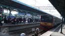 Penumpang tengah mengantri untuk menaiki Kereta Commuter Line di Manggarai, Jakarta, Rabu (9/8). Akibat pemberlakuan sistem pelat nomor ganjil-genap kendaraan yang dilakukan oleh pomprov DKI Jakarta, penumpang KRL meningkat. (Liputan6.com/Angga Yuniar)