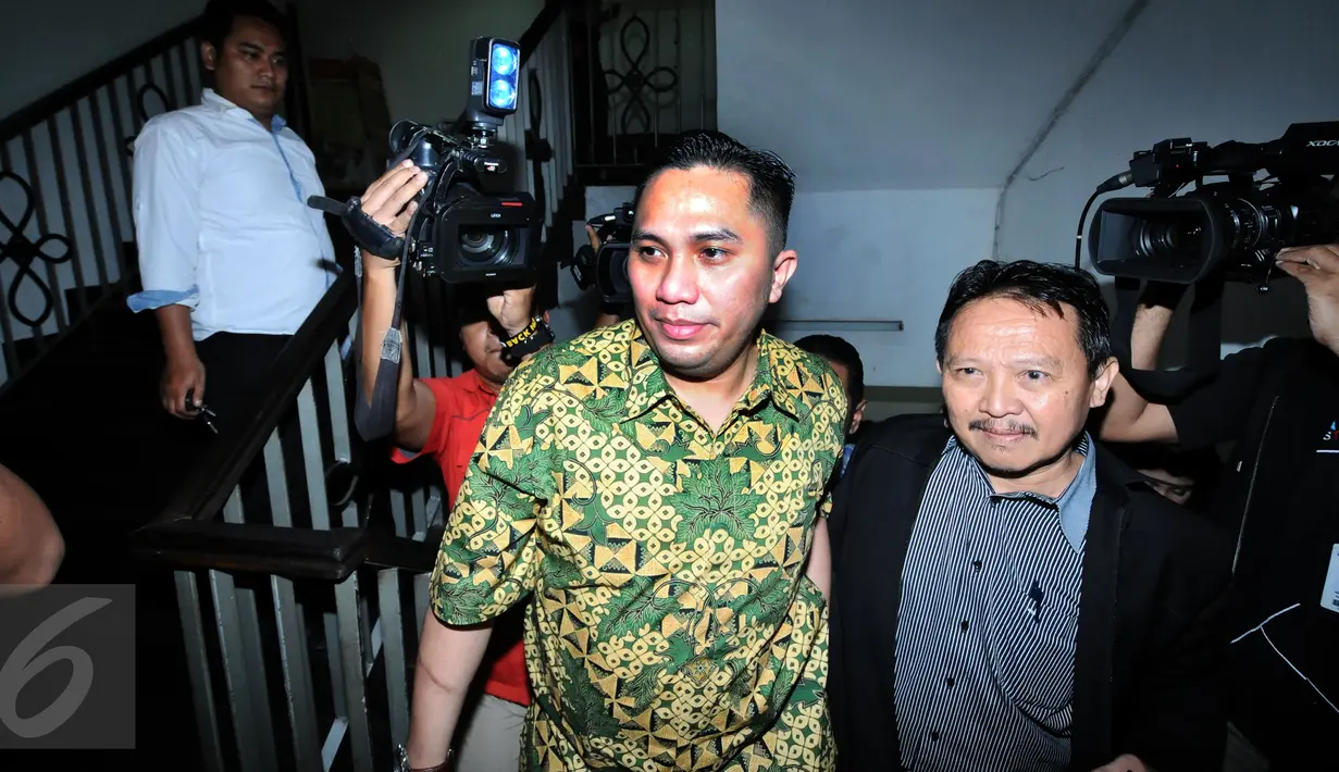 Anggota DPR Fanny Syafriansyah (kiri) saat tiba di Kantor Reskrimum Polda Metro Jaya untuk menjalani pemeriksaan, Jakarta, Senin (29/2/2016). Ivan Haz diperiksa sebagai tersangka kasus dugaan KDRT terhadap PRT. (Liputan6.com/Helmi Fithriansyah)