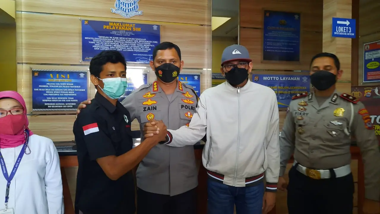 Pengemudi Mercy yang senggolan dengan ambulans memenuhi panggilan dari Mapolresta Tangerang, Rabu (23/3/2022).