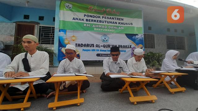 Tadarus Alquran braile oleh para santri Pondok Pesantren AKB KH Ahmad Dahlan Banyuwangi. (Hermawan Arifianto/Liputan6.com)