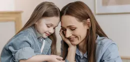 Lewat aktivitas memasukkan uang ke dalam celengan, anak dapat belajar memahami fungsi uang secara sederhana sekaligus mengenal kebiasaan menabung. (Foto/Dok: Pexels)
