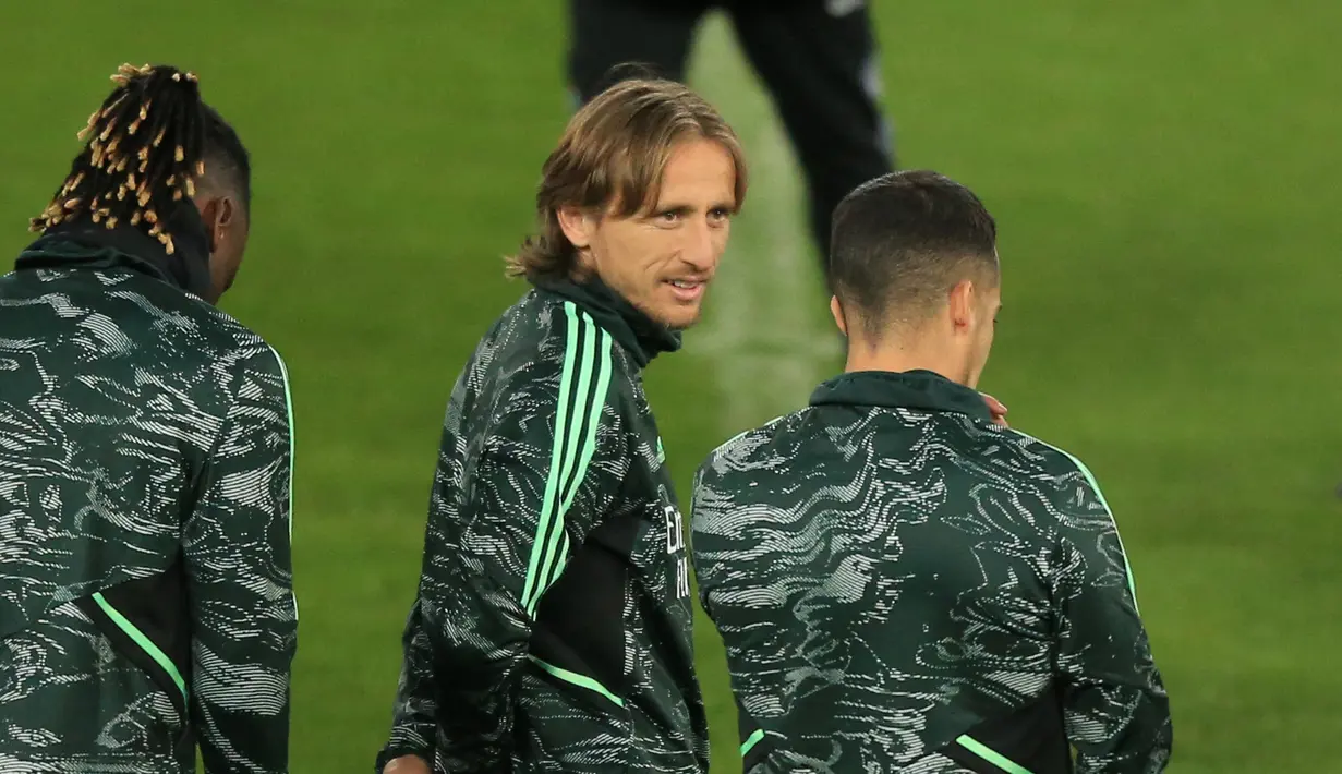 Gelandang Real Madrid, Luka Modric (Tengah) menghadiri sesi latihan tim di Stadion Anfield di Liverpool, barat laut Inggris pada 20 Februari 2023. Kali terakhir Real Madrid berkunjung ke Anfield adalah pada perempat final edisi 2020-2021. (AFP/Lindsey Parnaby)
