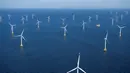 Foto udara memperlihatkan pemandangan ladang turbin angin Wikinger di Laut Baltik, timur laut Pulau Rugen, Jerman, 16 Juni 2022. Jerman, Spanyol, Amerika Serikat, India, dan Denmark telah membuat invesatasi terbesar dalam penghasilan listrik dari angin. (FRED TANNEAU/AFP)