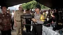 Ahok melihat perlengkapan yang digunakan anggota kepolisian guna menjaga keamanan menjelang pelantikan Presiden, Jakarta, Kamis (16/10/2014) (Liputan6.com/Faizal Fanani)
