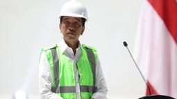 Presiden RI, Joko Widodo saat meresmikan Topping Off Indoor Multifunction Stadium di Kompleks Gelora Bung Karno, Senayan, Jakarta, Jumat (13/1/2023) sore WIB. (Bola.com/Abdul Aziz)