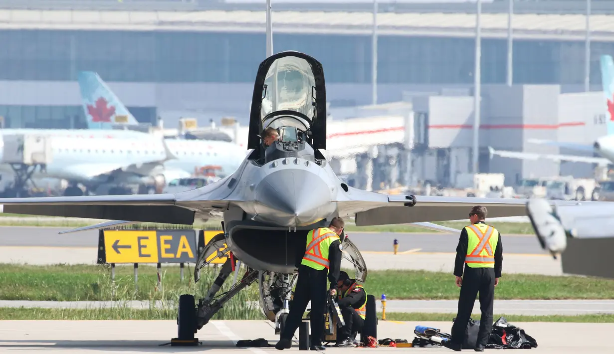 Pesawat Jet CT144 Tutor saat dipersiapkan untuk memeriahkan Canadian International Air Show di Bandara Pearson di Toronto, AS, Kamis (3/9/2015). Beberapa Pesawat dari Amerika dan negara lainnya dapat mengikuti acara ini. (REUTERS/Louis Nastro)