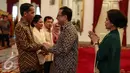 Presiden Joko Widodo bersalaman dengan Ketua DPD RI Irman Gusman dalam Silaturahmi Idul Fitri 1437 H  di Istana Negara, Jakarta, Senin (11/7). (Liputan6.com/Faizal Fanani)