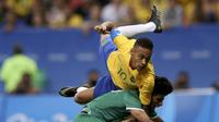 Aksi striker Brasil, Neymar (atas) saat berusaha melewati adangan Alaa Ali, pada laga sepak bola Olimpiade Rio 2016, di Stadion Garrincah, Brasilia, Minggu (7/8/2016) atau Senin (8/8/2016) pagi WIB. Brasil ditahan imbang 0-0.  (Reuters/Ueslei Marcelino)