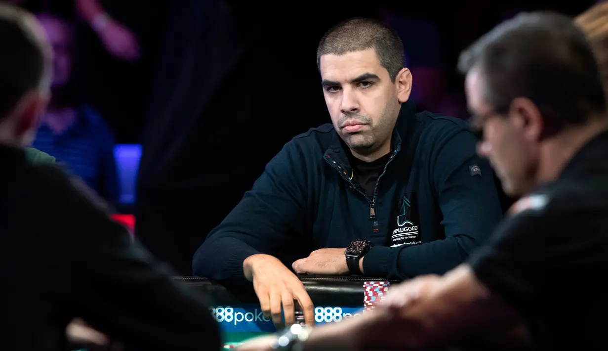 Milos Skrbic dari Serbia saat bermain di meja final World Series of Poker di Las Vegas (14/7/2019). Skrbic pemain yang pertama tersingkir dan finis di tempat kesembilan. (Steve Marcus/Las Vegas Sun via AP)