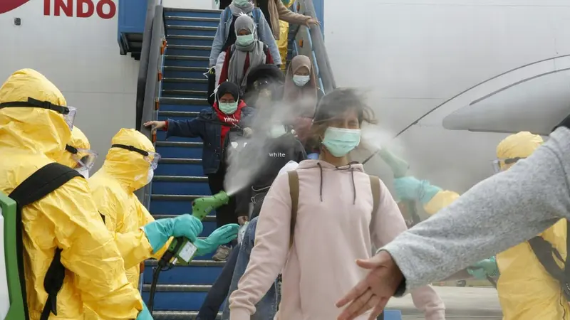 Mendarat di Batam, WNI dari Wuhan Langsung Disemprot Disinfektan