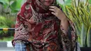 Kepala Bidang Tata Ruang Dinas PUPR Bekasi Neneng Rahmi tiba di Gedung KPK, Jakarta, Selasa(11/12). Neneng menggunakan kain penutup kepala jelang menjalani pemeriksaan penyidik KPK. (Merdeka.com/Dwi Narwoko)