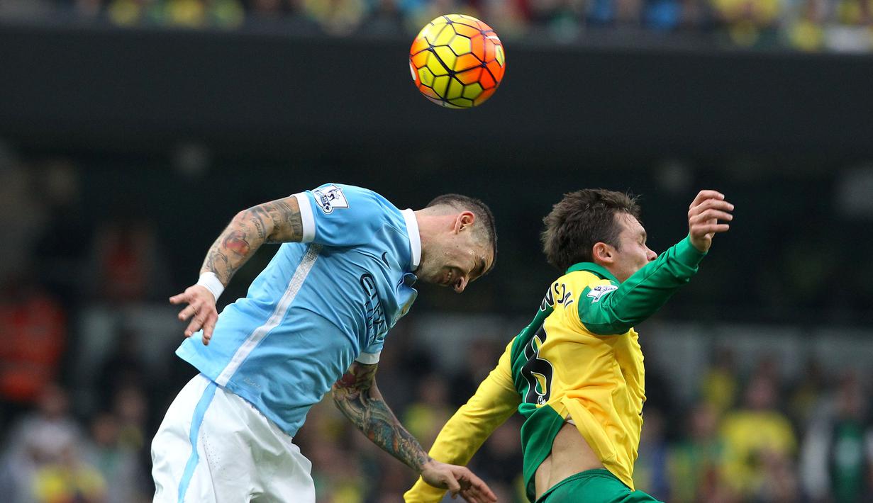 Pemain Manchester City, Aleksandar Kolarov (kiri), berebut bola dengan pemain Norwich City, Jonathan Howson, dalam laga Liga Premier Inggris di Stadion Etihad, Manchester, Sabtu (31/10/2015) malam WIB. (AFP Photo/Lindsey Parnaby)