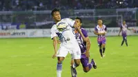 Pemain Persib Bandung, Yandi Sofyan  mecetak satu gol saat melawan PSGC Ciamis pada laga persahabatan di Stadion Galuh, Ciamis, Minggu (10/4/2016). (Bola.com/NIcklas Hanoatubun)