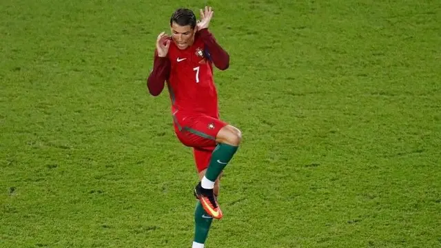 6 Momen Tak Sengaja Tersorot Kamera Saat Pertandingan Sepak Bola Ini Bikin Ketawa