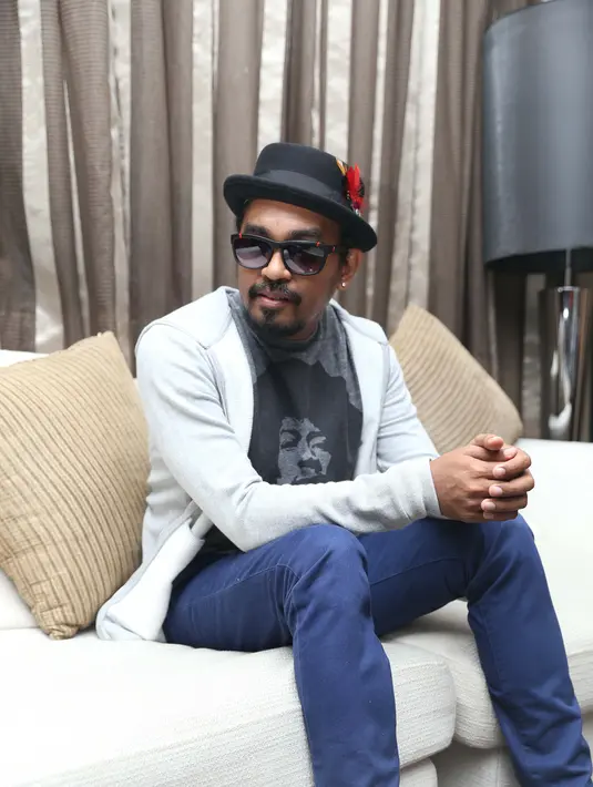 "Itu personal, jangan ditanyain dong ah. Yang jelas saya  mendoakan yang terbaik," ucap Glenn Fredly ditemui Bintang.com di kawasan Antasari, Jakarta Selatan, Rabu (27/4/2016). (Andy Masela/Bintang.com)