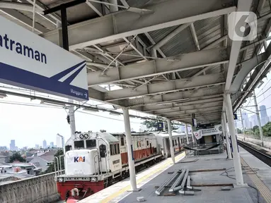Kereta melintasi Stasiun Matraman yang sedang dalam pembangunan, Jakarta Timur, Kamis (23/12/2021). Balai Teknik Perkeretaapian Wilayah Jakarta Banten (BTPWJB) terus mengebut pembangunan Stasiun Matraman yang ditargetkan dapat beroperasi pada 2022 mendatang. (merdeka.com/Iqbal S. Nugroho)