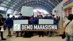 Massa dari kalangan mahasiswa memadati Stasiun Palmerah. Mereka berkumpul dan bergabung untuk selanjutnya bergerak menuju Gedung DPR RI.