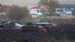 Pesawat tersebut membawa 20 personel Turki, termasuk awak pesawat. Tampak dalam foto, reruntuhan terlihat di lokasi kecelakaan pesawat angkut militer Turki C-130 di kawasan Sighnaghi di perbatasan Georgia-Azerbaijan, Rabu 12 November 2025. (Giorgi ARJEVANIDZE/AFP)