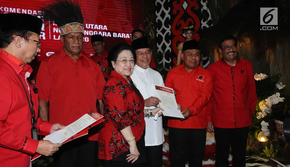 Ketua Umum DPP PDIP, Megawati Sukarnoputri (ketiga kiri) menyerahkan surat rekomendasi kepada pasangan Cagub dan Cawagub Maluku Utara di Jakarta, Kamis (4/1). PDIP secara resmi mengumumkan empat pasang cagub dan cawagub. (Liputan6.com/Helmi Fithriansyah)