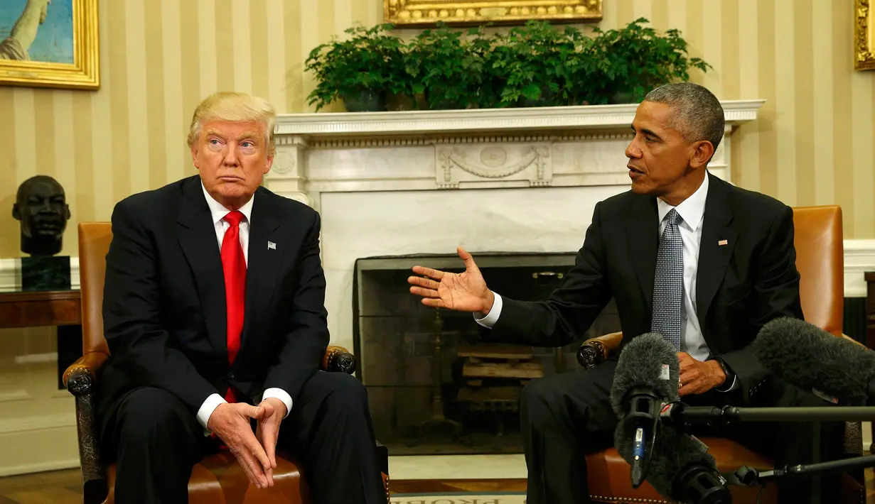 Pertemuan antara  Presiden AS Barack Obama terpilih Donald Trump di Gedung Putih, Washington, AS, Kamis (10/11). Pertemuan tersebut untuk membahas transisi pemerintahan. (REUTERS / Kevin Lamarque)