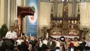 Gubernur DKI Jakarta Anies Baswedan memberikan sambutan menjelang misa malam Natal di Gereja Katedral, Jakarta, Senin (24/12). Dalam sambutannya Anies menyampaikan pesan tentang hidup yang mencerminkan spirit kesederhanaan. (Liputan6.com/Herman Zakharia)