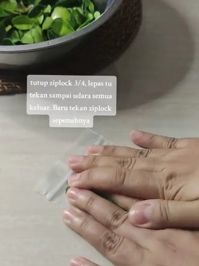 Rapatkan daun jeruk dalam plastik ziplock (Sumber: TikTok/@zetty.h)
