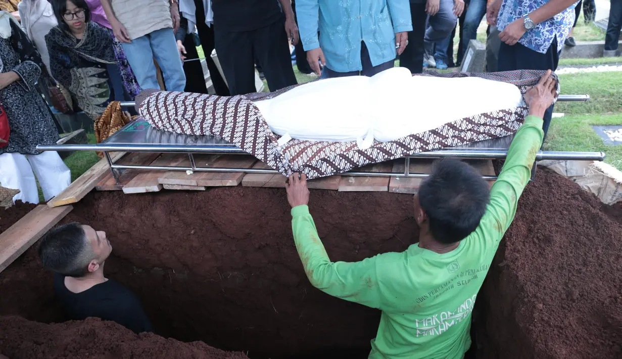 Berdasarkan penuturan dari adik almarhum, Riza Wiradisuria, pelantun tembang Melayang itu sejak lama mengindap penyakit paru-paru. Bahkan, beberapa kali keluar masuk rumah sakit. (Adrian Putra/Bintang.com)