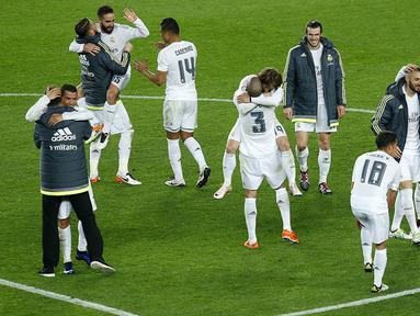 Para pemain Real Madrid merayakan kemenangan atas Barcelona pada laga La Liga Spanyol di Stadion Camp Nou, Barcelona, Minggu (3/4/2016) dini hari WIB. Barcelona takluk 1-2 dari Real Madrid. (AFP/Pau Barrena)