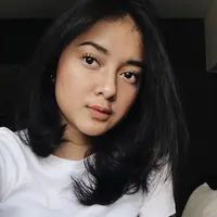 Dari cover lagu, ia pun dilirik oleh Warner Music Indonesia dan berhasil menjadi penyanyi. (Liputan6.com/IG/@rahmaniaastrini)