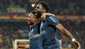 Penyerang Prancis Lens #11 Odsonne Edouard (kanan) merayakan gol kedua timnya bersama gelandang Mali Lens #08 Mamadou Sangare selama pertandingan sepak bola L1 Prancis antara RC Lens dan OGC Nice di Stade Bollaert-Delelis di Lens, Prancis utara, pada 14 Desember 2025.
Francois (LO PRESTI / AFP)