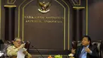 Ketua Komisi II DPR RI Rambe Kamaruzzaman (kiri) dan Ketua MK Arief Hidayat menggelar pertemuan konsultasi di Gedung MK, Jakarta, Kamis (14/4). Pertemuan itu membahas RUU Pilkada serta evaluasi pelaksanaan Pilkada serentak 2015 (Liputan6.com/Helmi Afandi)