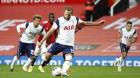 Striker Tottenham Hotspur, Harry Kane, mencetak gol penalti ke gawang Manchester United pada laga Liga Inggris di Stadion Old Trafford, Minggu (4/10/2020). Tottenham menang dengan skor 6-1. (Carl Recine/Pool via AP)