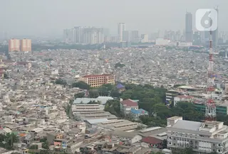 Lansekap gedung bertingkat serta pemukiman penduduk yang tertutup kabut terlihat di kawasan Jakarta, Senin (16/12/2019). Besarnya gas buang kendaraan serta minimnya RTH menyebabkan DKI Jakarta menjadi salah satu kota dengan kualitas udara terburuk di dunia. (Liputan6.com/Immanuel Antonius)