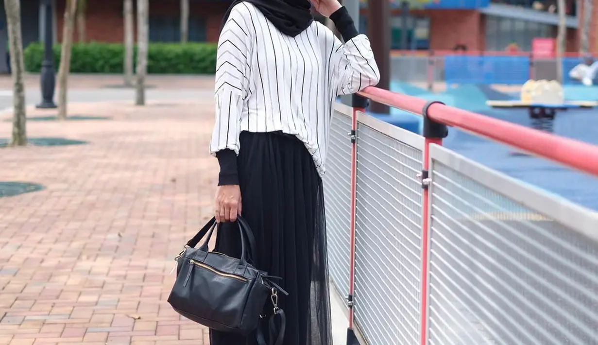 Gaya simpel Zaskia saat menikmati waktu santai pun kelihatan kece banget. Paduan warna hitam dan putih serta kacamata, membuat Zaskia bak anak remaja. (Liputan6.com/IG/@zaskiadyamecca)