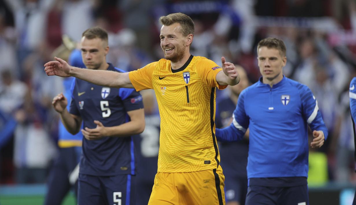 Kiper Finlandia, Lukas Hradecky merayakan kemenangan 1-0 atas Denmark. (Foto: Friedemann Vogel/Pool)