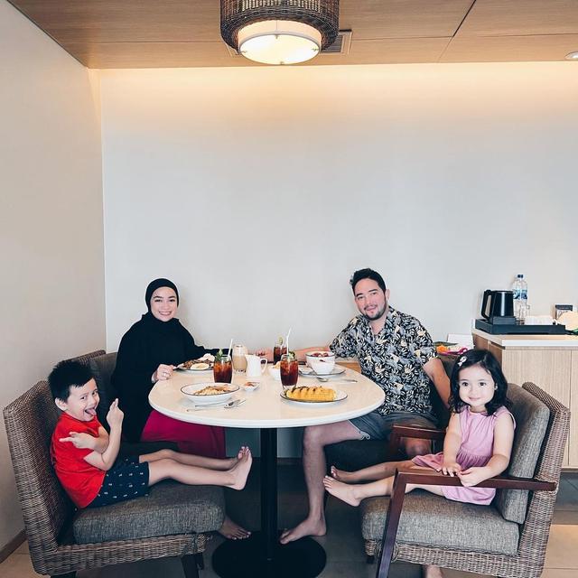 6 Potret Liburan Aryani Fitriana dan Donny Michael Bareng Anak, Lepas Penat