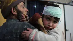 Ekspresi seorang anak yang terluka akibat serangan udara pasukan Assad di wilayah Ghouta timur, Suriah (7/2). Karena banyak memakan korban PBB pun meminta kepada sejumlah pihak untuk melakukan gencatan senjata demi kemanusiaan. (AFP Photo/Hamza Al-Ajweh)