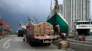 Sejumlah buruh menaikan semen keatas trus saat bongkar muat di Pelabuhan Sunda Kelapa, Jakarta, Selasa (2/5). (Liputan6.com/Johan Tallo)