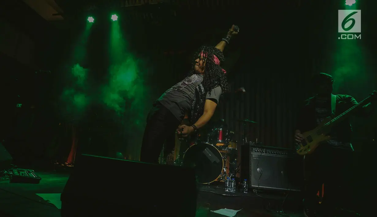 Penyanyi Rock Candil tampil dalam konser Tribute to Guns N' Roses ‘Not In This Lifetime Tour’ di Hard Rock Cafe, Jakarta, Kamis (13/9). Acara itu digelar menjelang konser band rock legendaris, Guns N Roses pada November 2018. (Liputan6.com/Faizal Fanani)