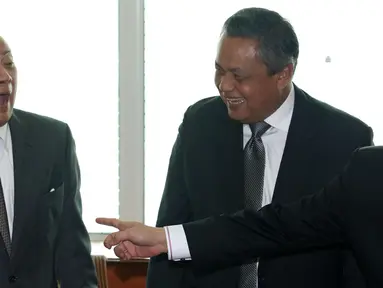 Tawa Gubernur BI Agus Martowardojo (kiri) saat berbincang dengan Gubernur BI terpilih Perry Warjiyo di Gedung DPR, Jakarta, Selasa (3/4). Perry Warjito terpilih menjadi Gubernur BI menggantikan Agus Martowardojo. (Liputan6.com/Angga Yuniar)