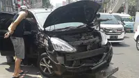 Massa mengeroyok pengendara Grand Livina hitam di kawasan Hayam Wuruk, Jakarta Barat. (Dok: Polisi)