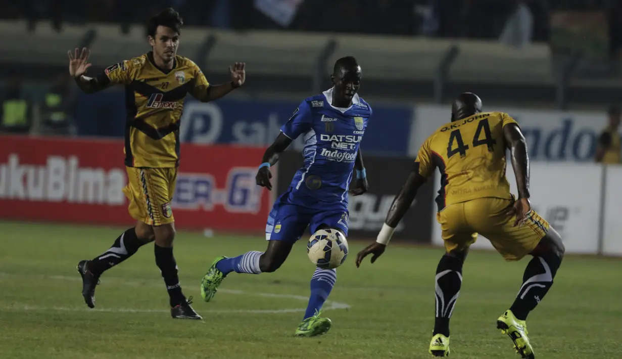 Pemain Persib, Makan Konate berusaha melewati pemain Mitra Kukar, O.K John pada laga leg kedua semi final Piala Presiden di Stadion Si Jalak Harupat, Bandung, Sabtu (10/10/2015). (Bola.com/Vitalis Yogi Trisna)