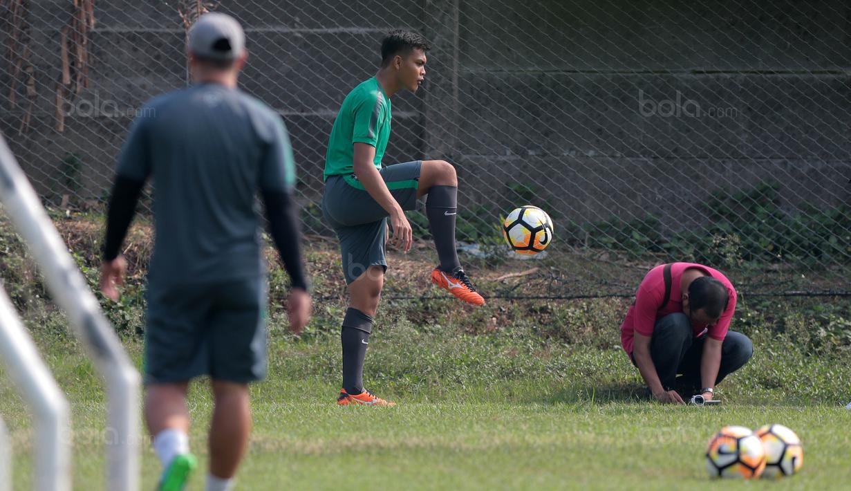 Pemain Timnas U-19, Rachmt Iriranto berlatih mengontrol bola di Lapangan Legenda Football Arena, Bekasi, Jumat (29/9/2017). Latihan tersebut merupakan persiapan uji coba melawan Kamboja. (Bola.com/Nicklas Hanoatubun)