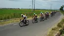 Para pebalap menempuh etape 3 Internasional Tour De Banyuwangi Ijen dengan jarak 201,7 Km dari Kecamatan Muncar hingga Pos Paltuding Gunung Ijen, (18/10/2014). (Liputan6.com/Helmi Fithriansyah)