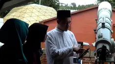 Warga Bandung berkumpul di kawasan Lembang menyaksikan fenomena gerhana bulan.