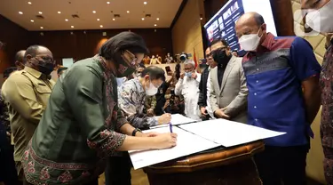 Menteri Keuangan Sri Mulyani (depan) dan Kepala Bappenas Suharso Monoarfa menandatangani dokumen saat rapat kerja dengan Komisi II di Kompleks Parlemen MPR/DPR-DPD, Senayan, Jakarta, Selasa (28/6/2022). Komisi II DPR dan pemerintah menyepakati penentuan ibu kota untuk tiga daerah otonomi baru (DOB) Papua yang diatur dalam tiga rancangan undang-undang. (Liputan6.com/Angga Yuniar)