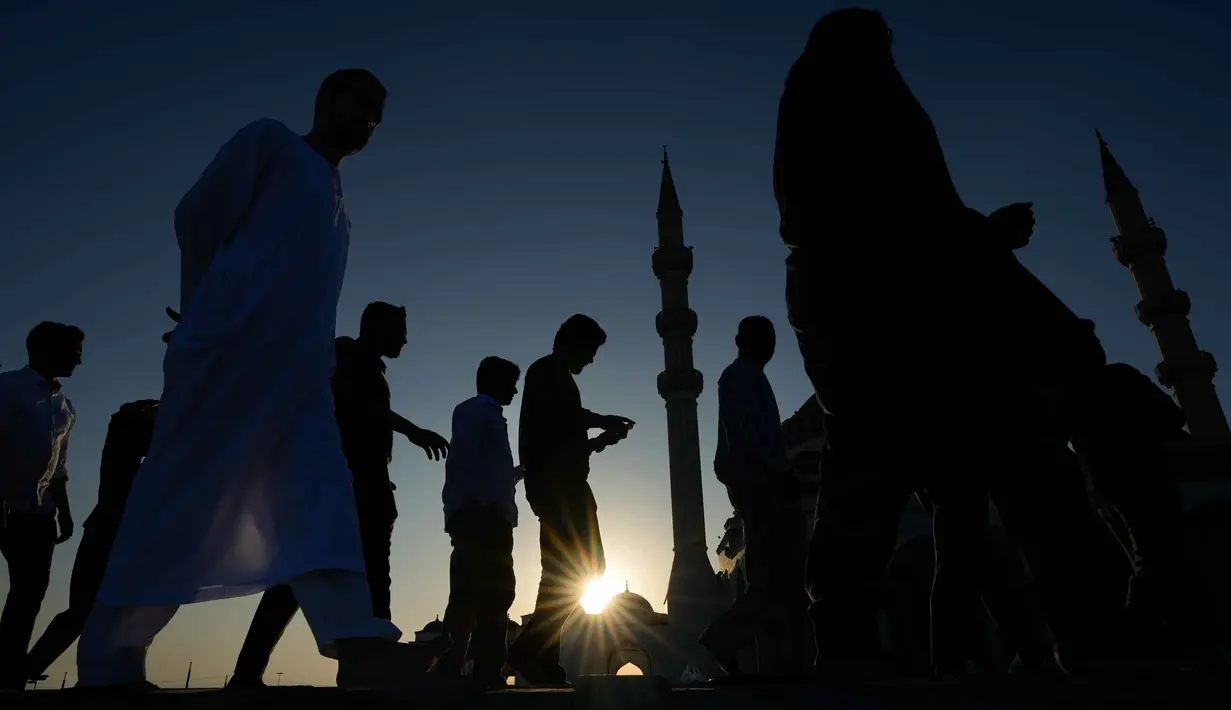 Diresmikan pada 10 Mei 2019 oleh Dr. Sheikh Sultan bin Muhammad Al Qasimi, masjid ini merupakan salah satu mahakarya arsitektur Islam modern yang paling menonjol di kawasan tersebut. Tampak dalam foto, para jamaah Muslim tampak berbayang saat tiba untuk berbuka puasa selama bulan suci Ramadan di Masjid Agung Sharjah, dekat Dubai, Uni Emirat Arab, Jumat 27 Februari 2026. (AP Photo/Altaf Qadri)