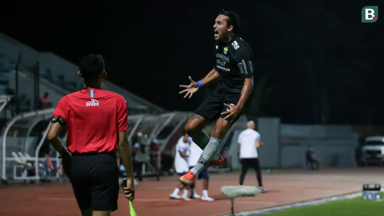 Penyerang Persib Bandung, Ezra Walian.